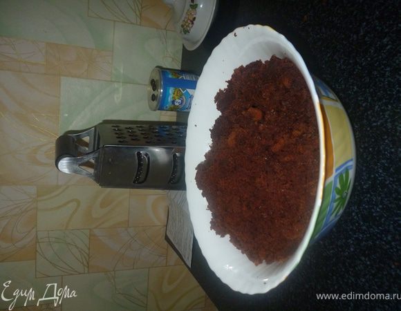 Натереть бисквит на терке.