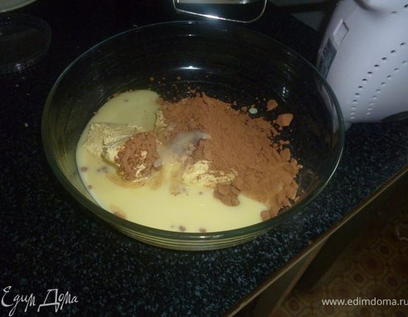 Делаем крем №1. 
Размягченное сливочное масло взбить до пышности. Добавить какао, сгущенку, коньяк и грецкие орехи (можно добавить также чернослив).