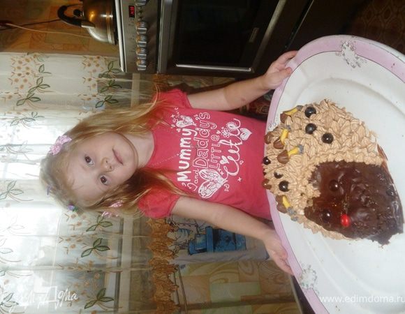 Делаем иголочки короче у мордочки ежика и длиннее на спинке. Мордочку я покрыла темным шоколадом. Глазки и носик сделала из драже.
А вот и именинница!)
Приятного чаепития!