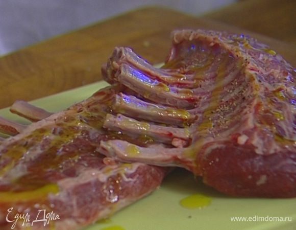 Баранину вымыть, просушить бумажным полотенцем, смазать со всех сторон оливковым маслом, посолить и поперчить.