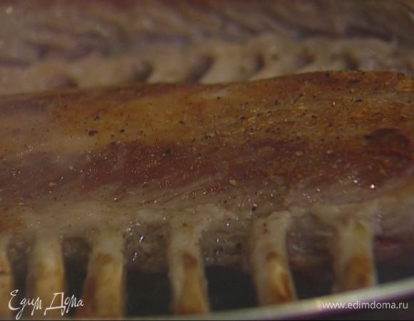 Разогреть большую сковороду со съемной ручкой и обжаривать ребра по 5 минут с каждой стороны, затем отправить в разогретую духовку на 10–15 минут. Запеченное мясо плотно прикрыть фольгой и оставить на 15 минут.