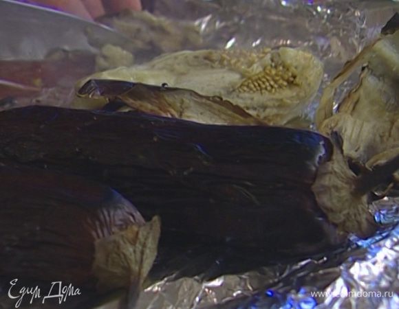 Приготовить пюре: мякоть баклажанов вынуть из кожуры и поместить в блендер, влить 2 ст. ложки оливкового масла, лимонный сок, посолить, поперчить, добавить 1/2 ч. ложки прованских трав, петрушку и взбить в однородное пюре.