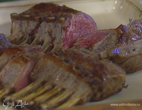 Отдохнувшее мясо порезать на порции, посыпать листьями тимьяна и подавать на горячей тарелке с пюре из баклажанов и припущенными горячими помидорами.