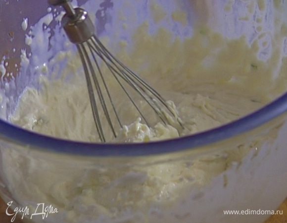 В лимонное мороженое добавить 1 1/2 ст. ложки сахарной пудры и лимонный сок, взбить все миксером с насадкой-венчиком в однородную массу и отправить в морозилку. 