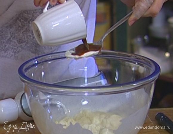 В ванильное мороженое влить 1‒2 ст. ложки кофе, перемешать и отправить в морозилку.