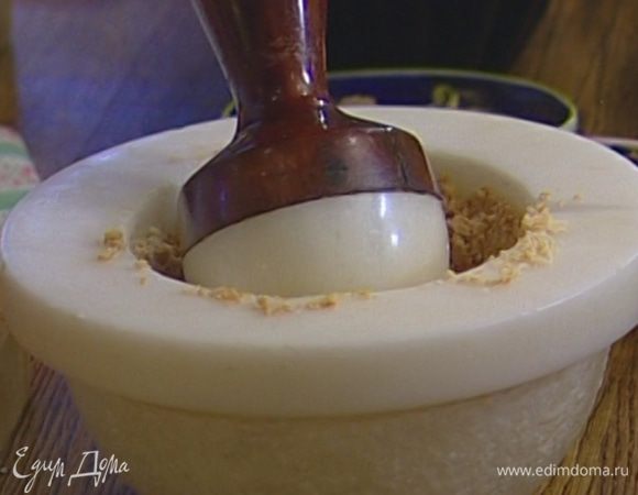 Печенье измельчить в ступке в крошку, добавить миндальные хлопья и перемешать.