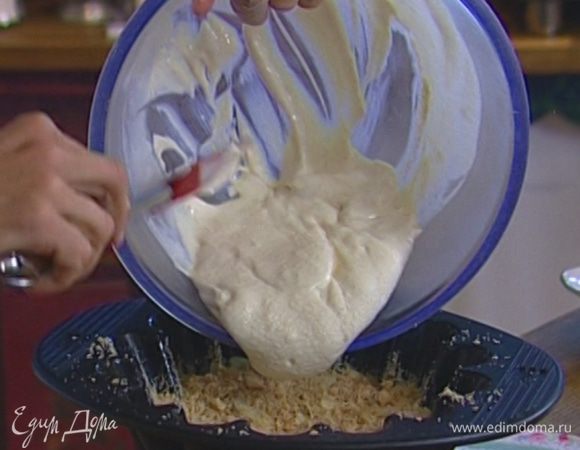 Выложить в углубление ванильное мороженое и слегка прижать его.