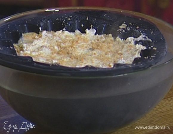 Форму с застывшей кассатой поместить на 10 секунд в миску, наполненную горячей водой, затем перевернуть на тарелку, украсить фисташками и цукатами.