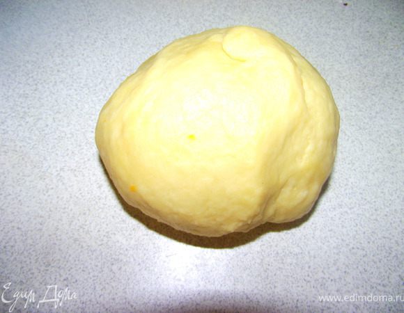 Добавить просеянную муку, тщательно перемешать. Если тесто получилось крошками, добавить чуть- чуть воды и замесить эластичное тесто.