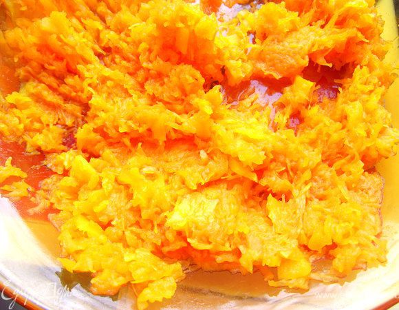 Тыкву поставить в микроволновку на 5 минут, затем размять вилкой.