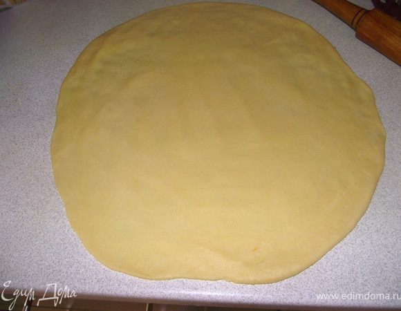 Тесто раскатать в пласт толщиной 0,5 см.