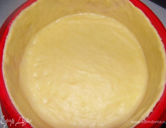 Выложить в тесто, лишнее обрезать