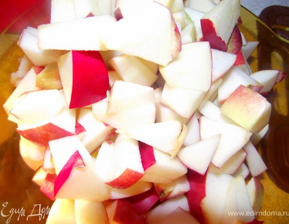 Яблоки порезать и сбрызнуть лимонным соком.