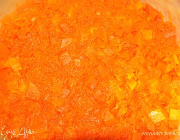 Выложить на дно тыкву.