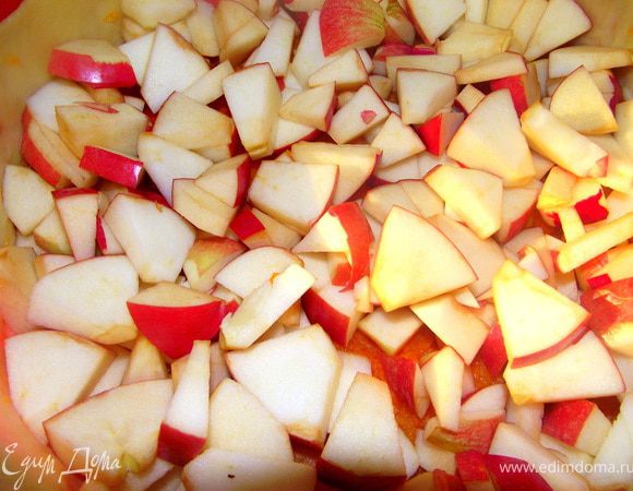 Сверху порезанные яблоки.