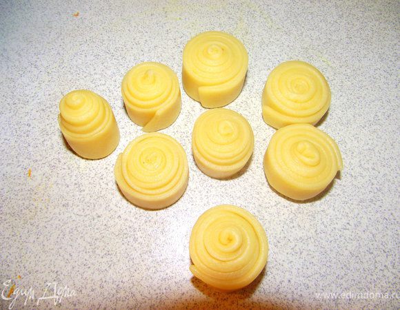 Из лишнего теста я скатала такие рулетики. Для них нужно взбить яйцо и обмазать  их.