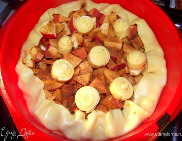 Сахар с корицей смешать, присыпать яблоки и нагнуть края теста.Выпекать при 180 °С, 35-40 минут.