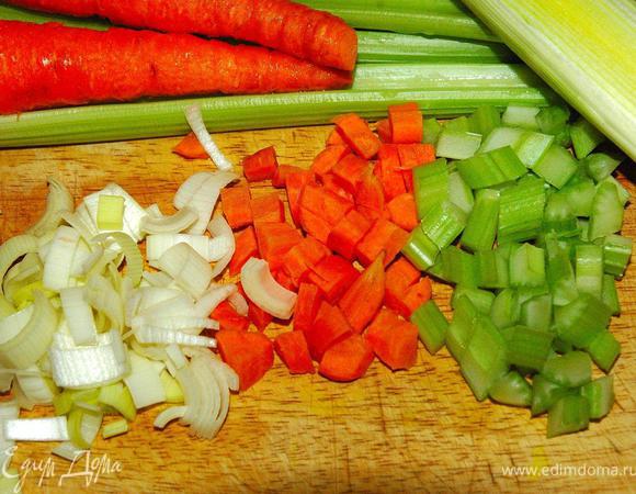 За это время подготовим наши овощи. Морковь, порей и стебель сельдерея мелко нарезать. Здесь, наоборот, кубики овощей нужно сделать мелкими, т.к. весь этот овощной микст будет лишь фоном основного блюда. Заодно крупно нарежем шампиньоны, но отложим их в сторону, они понадобятся в последнюю очередь.