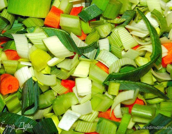 Итак, мы все подготовили: замариновали мясо, нарезали овощи и грибы, почистили чеснок, подготовили вино, протертые томаты, свежий розмарин, маслины и  слоеное тесто. Теперь начинается самое интересное – приступаем непосредственно к процессу приготовления нашего неповторимого, роскошного блюда! Для приготовления нам понадобится утятница или гусятница, а можно и чугунный сотейник с крышкой (я использовал утятницу). На дно нашей посуды выкладываем подготовленный овощной микст – морковь, сельдерей и порей. Чуточку подсолим его морской солью.