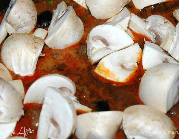 Снимаем сотейник с огня, добавляем протертые томаты, сверху раскладываем подготовленные свежие шампиньоны. Теперь очень важный момент. Накроем сотейник (утятницу) крышкой смажем края яйцом и плотно залепим по кругу слоеным тестом, чтобы наша посуда была полностью герметична. Смажем тесто оставшимся яйцом и отправляем нашу «закупоренную» посуду в прогретую духовку на нижний уровень. Готовим 2 часа при температуре 170 градусов. Больше мы ничего в процессе не делаем, просто забываем на 2 часа и все!

