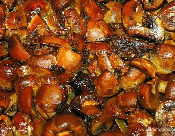 Итак, прошло 2 часа, и мы достаем наше блюдо из духовки. Дадим немного постоять, после чего аккуратно отрываем тесто от посуды, его, кстати, можно прекрасно будет съесть вместе с жаркое! Открываем крышку, и наружу вырывается совершенно сумасшедший аромат  нашего блюда. Вы только посмотрите на эти изумительные грибы, они как будто прокоптились в процессе приготовления!