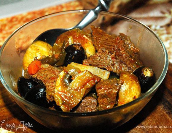 Мы готовы подавать наше жаркое к столу. Возьмите глубокие глиняные или стеклянные пиалы, выложите в них наше потрясающее мясо, грибы, овощи, маслины и подливу, приложите к каждой порции кусочек хрустящего слоеного теста и подайте к столу. Как же это вкусно, мясо сочное, полностью сохранившее свою структуру и вместе с тем оно реально тает во рту. Грибы как будто и не проводили 2 часа в духовке, они просто сохранили свою свежесть, а овощная подлива совершенно сумасшедшая, берите ложку и уплетайте жаркое! Приятного аппетита!