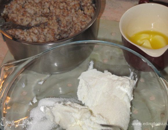 Творог+сахар+яйцо-перемешать.Слив.масло растопить и половину вылить в творог.Если творог не кислый, можно добавить немного натёртой лимонной цедры.
Кашу выложить в миску с творогом и перемешать.
Форму(у меня сердце) выстелить бумагой смазать маргарином или раст.маслом посапать панировкой выложить массу разровнять верх и полить оставшимся сливочным маслом.Запекать 40-50 минут при темп.180. При подаче я украсила запеканку изюмом(глазки) ванильным сахаром и курагой(улыбка).