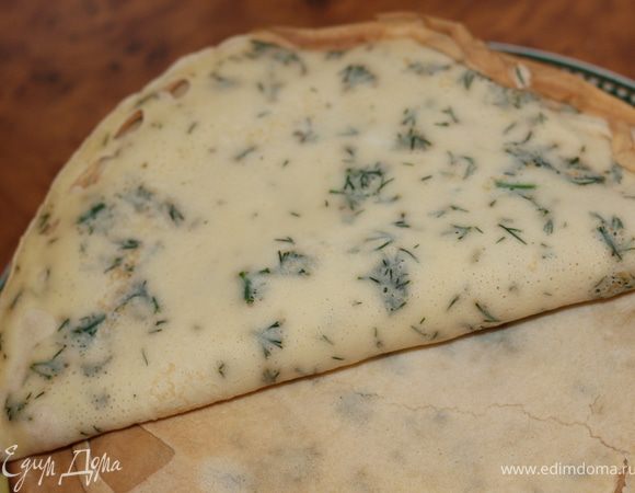 Для блинов: яйца, муку, воду, масло и молоко смешать миксером на маленьких оборотах, добавить измельченный укроп. Испечь тоненькие блиньчики (для первого сковородку смазать маслом), потом на сухой. У меня получилось 20 шт. 