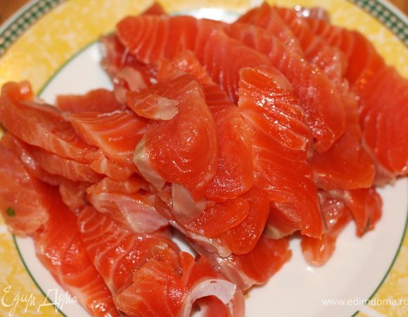 С рыбки снять кожицу и порезать на тоненькие кусочки.