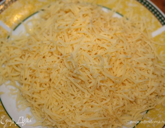 Сыр натереть на мелкой терке.