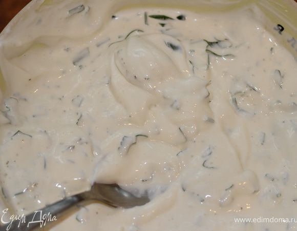 Для соуса смешать сметану, сыр, майонез, поперчить, посолить (по необходимости, попробуйте рыбку, возможно соль не надо), добавить петрушку.