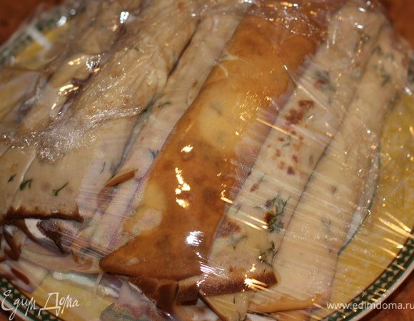 Теперь приступим к сборке: на "тёмную" сторону блинчика (та сторона блина, которая жарилась первой, разница хорошо видна на 1 фото) выкладываем 1 ч.л., с горкой, соуса и хорошо размазываем, присыпаем тертым сыром и кладем 2 кусочка рыбки ( я так увлексась, что забыла про фото) сварачиваем трубочкой. "Трубочки складываем горкой на тарелочке, накрываем пищевой пленкой и убираем в холодильник на 2 часа, можно на ночь.  