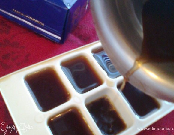 Разлейте по формочкам для льда.