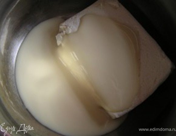 Выложить половину творога и половину сгущеного молока в миску,