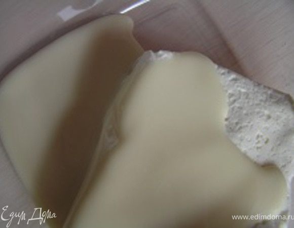 В отдельную миску выложить вторую половину творога и сгущеного молока,