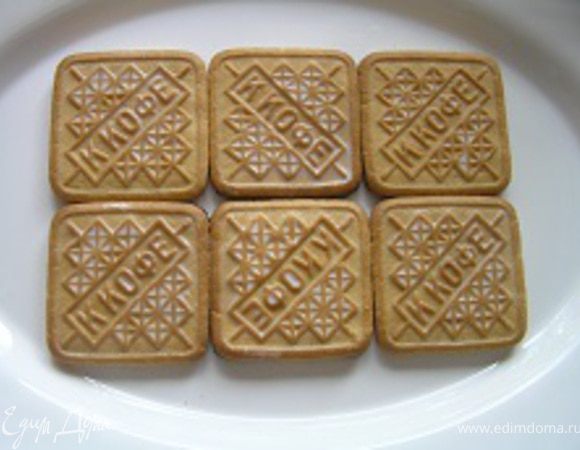 выложить на подготовленное блюдо первый слой.