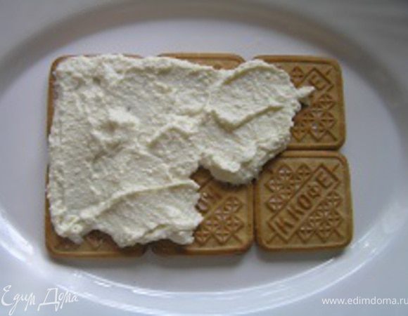 Поверх печенья аккуратно выложить часть творожно-ванильной массы,