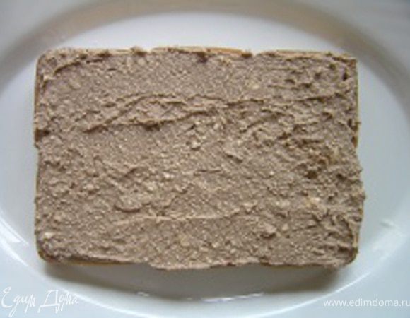 Сверху выложить следующий слой печенья, не забывая обмакивать его в молоко. Затем поверх выложить творожно-шоколадную массу,