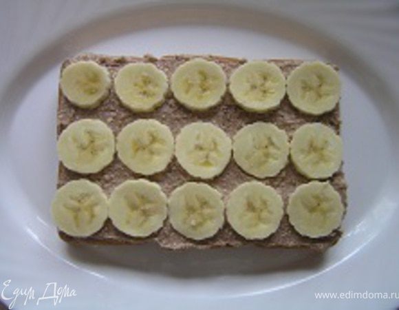 сверху разложить порезанный на кружочки банан,