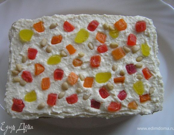 и кедровыми орешками. Поставить в холодильник на пару часов. Мои детишки еле дождались положенного времени ;) P.S.: Но торт вкуснее и нежнее на следующий день! :)