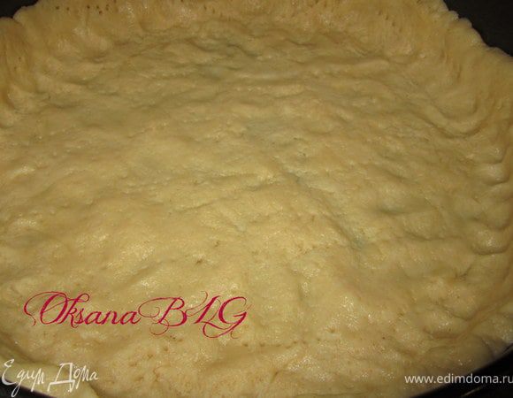 Приготовить тесто. В муку добавить мягкий маргарин, перетереть. Добавить сметану желтки, пудру, разрыхлитель. Замесить мягкое тесто. Выложить в форму ( большую круглую или прямоугольную). Поставить в духовку на 10-15 минут при температуре 180 градусов.