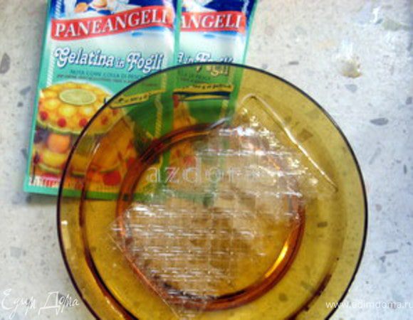 Замочить в холодной воде листовой желатин на 10-15 минут.


