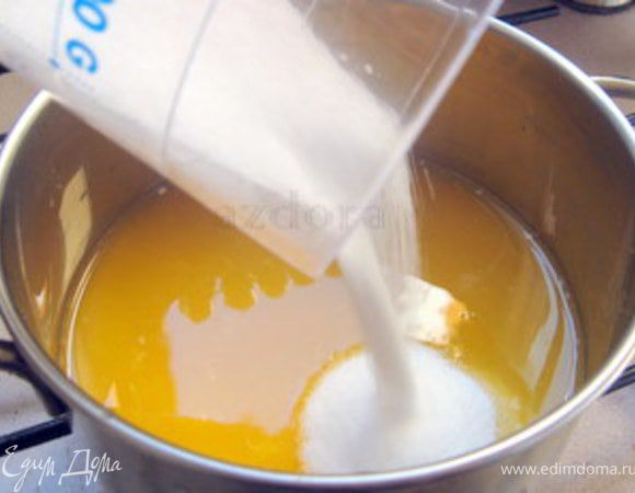 Перелить сок в катрюльку, добавить сахар, тёртую цедру одного апельсина (только оранжевую её часть, поскольку более светлая, нижняя, даёт горечь).