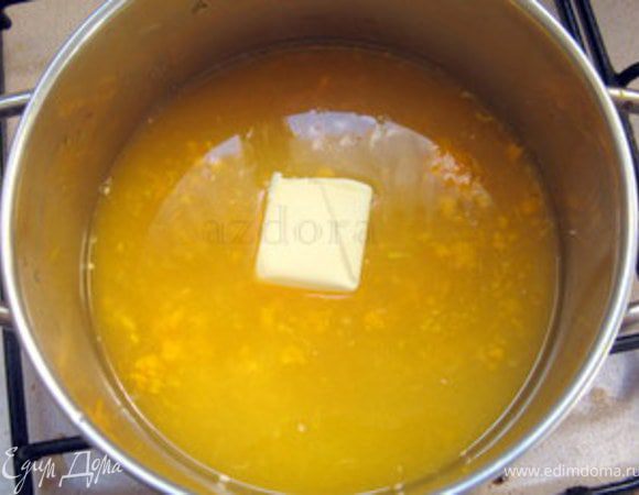 Добавить пектин, сливочное масло и, помешавая, довести до кипения. Добавить отжатый листовой желатин и дать ему растаять на слабом огне.

