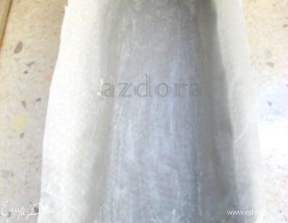 Форму для кекса или любую другую форму выложить пергаментом, смазанным маслом.
Форму нужно выбирать из рассчёта того, что готовый мармелад должен иметь толщину, не менее 1,5 см.

