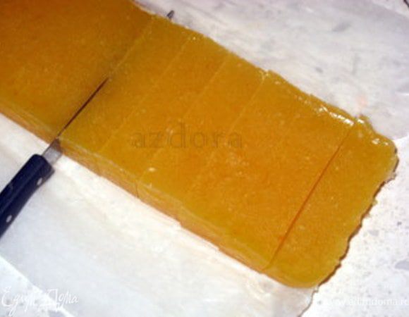 Когда мармелад готов, вытащить его из формы вместе с пергаментом, нарезать мармелад сначала на полоски, а затем на кубики. 
Обвалять кубики в сахаре.Хранить в сухом, прохладном месте.
Уверена, что и вы,отведав этого мУрмУлада запоёте "Оранжевую песню".
