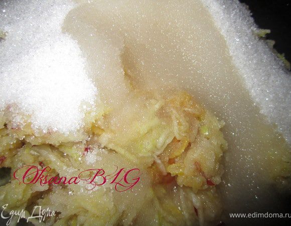 Начинка 1. Яблоки помыть, удалить сердцевинку, натереть на средней терке. Добавить воду, сахар. Поставить на огонь.