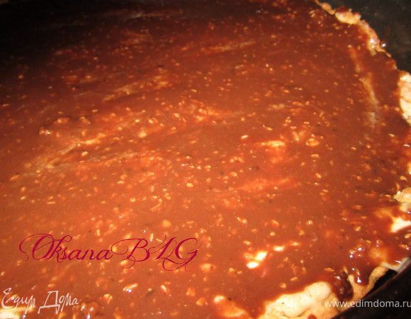 Растопить шоколад и полить им сверху пирог.