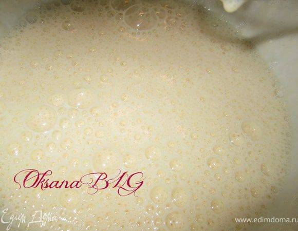 Коржи. Яйца взбить с сахаром.