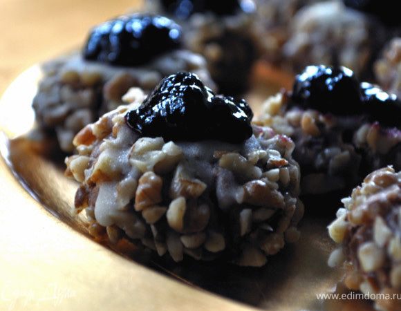 В микроволновке белый шоколад растопить со слив.маслом -1мин.Размешать.Затем повторно на 10-20сек.размешать. Выкладывать по половинке чайной ложке на каждый шарик в центр. Выложить по 1/4ч.л сверху белого шоколада малиновый джем.